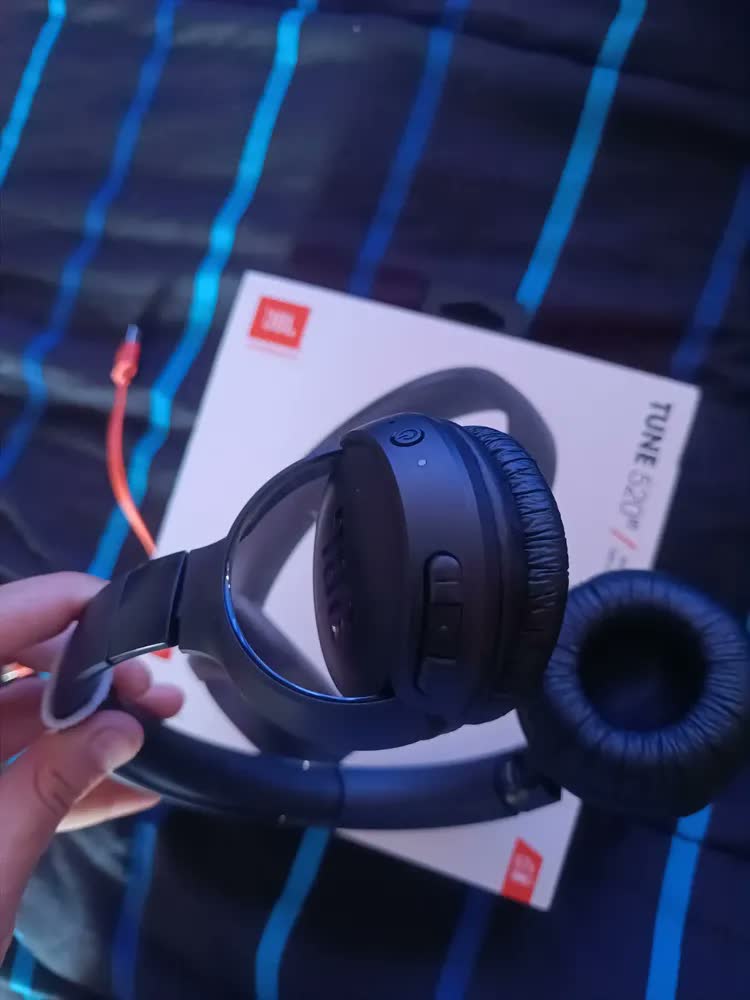 foto de Fone De Ouvido JBL Tune 520BT Preto Bluetooth 5.3