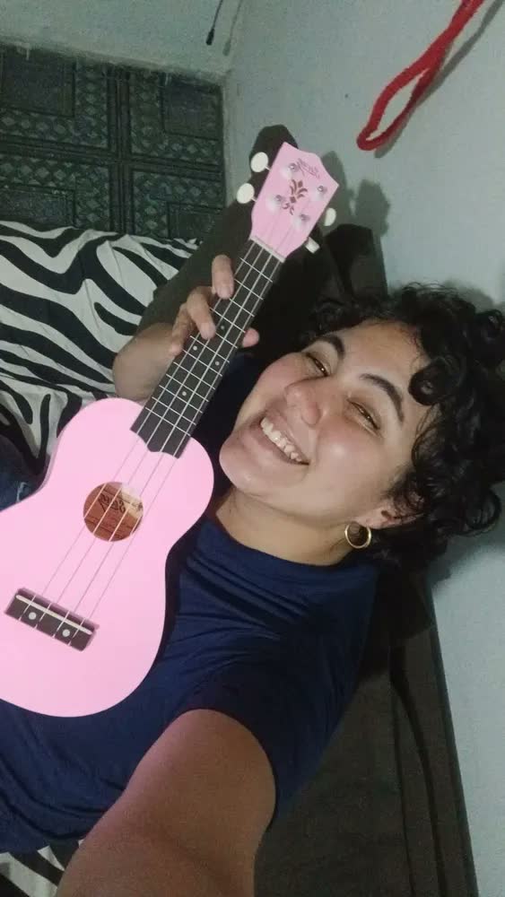 foto de Ukulele Azul Seven Soprano Suk-07 Lb C/ Capa E Afinador Cor Azul-celeste