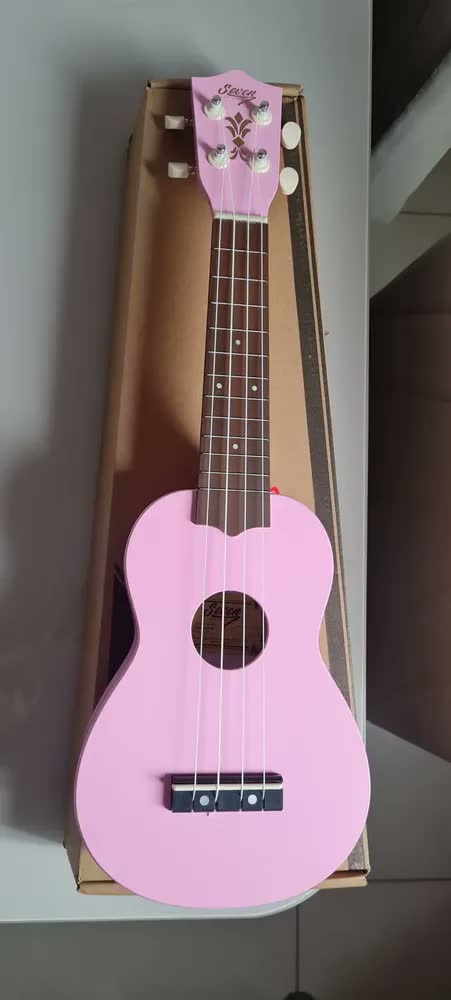 foto de Ukulele Azul Seven Soprano Suk-07 Lb C/ Capa E Afinador Cor Azul-celeste