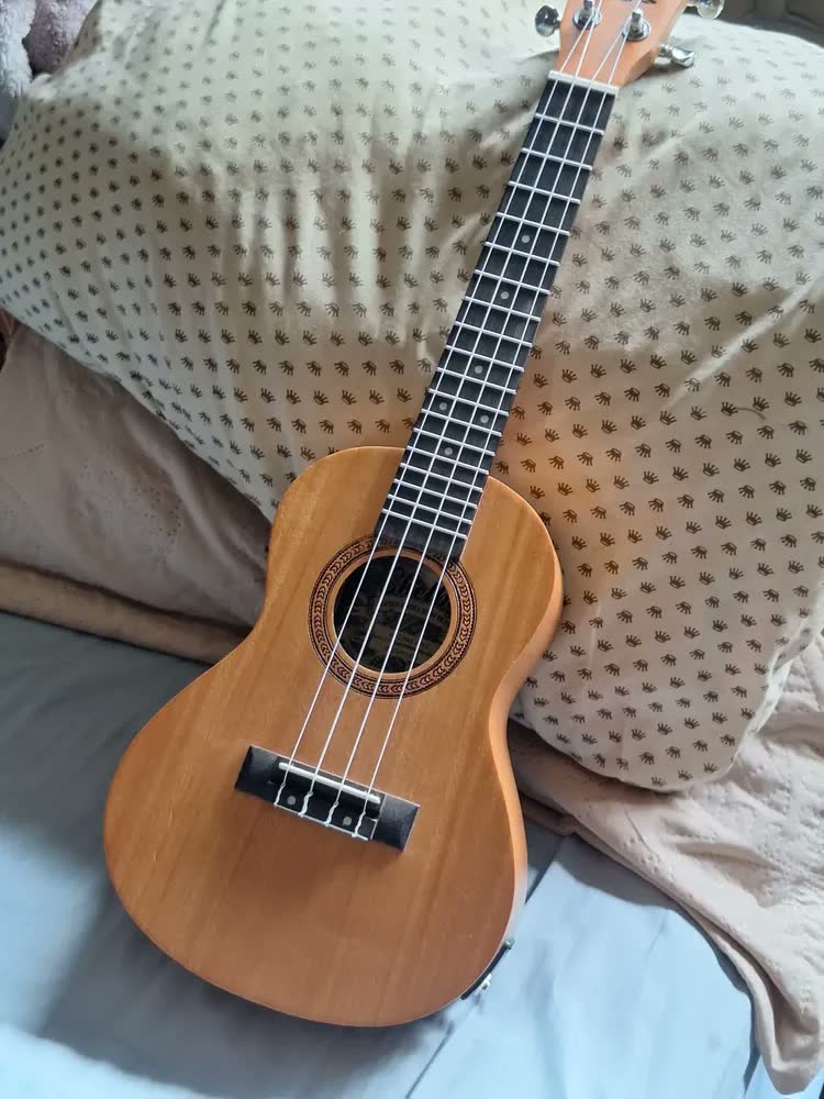 foto de Ukulele Elétrico Concerto Shelby SU23ME Mogno Afinador 23