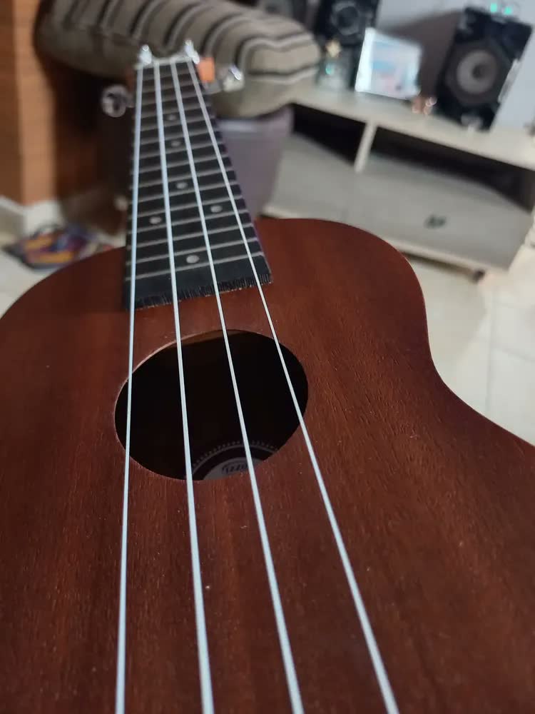 foto de Ukulele Winner Soprano 21'' Sapele Laminado Sem Capa 11021 Cor Marrom
