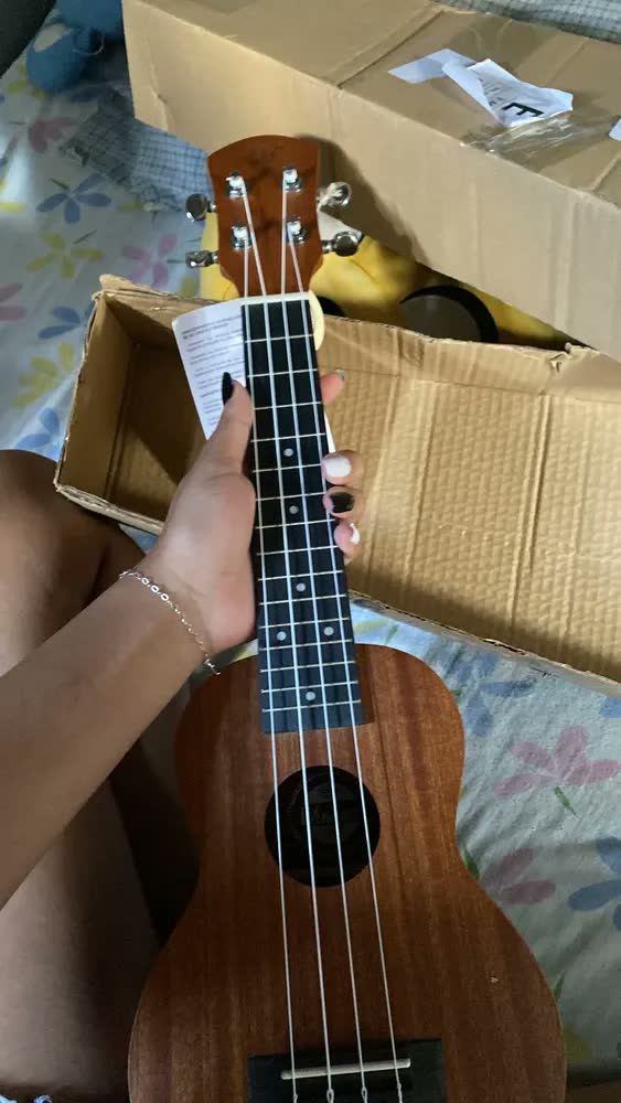foto de Ukulele Winner Soprano 21'' Sapele Laminado Sem Capa 11021 Cor Marrom