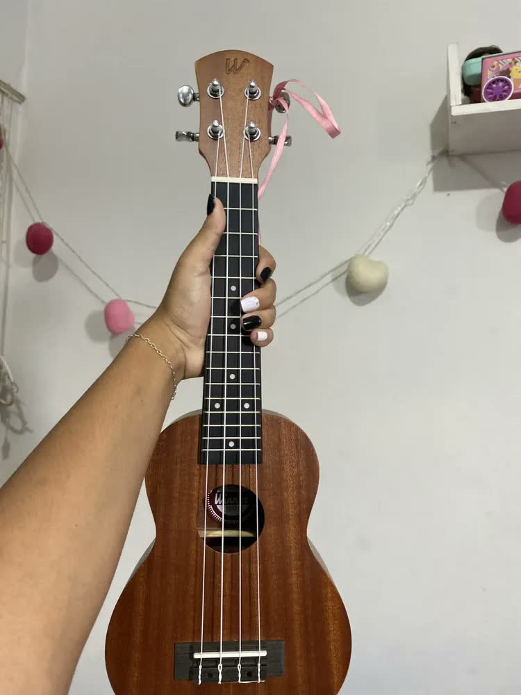 foto de Ukulele Winner Soprano 21'' Sapele Laminado Sem Capa 11021 Cor Marrom