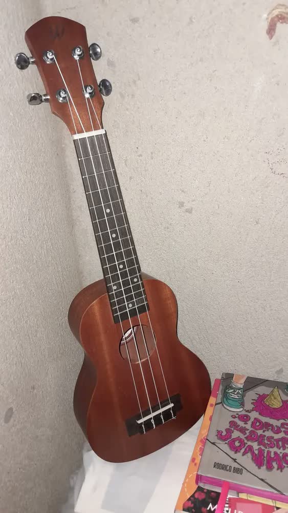 foto de Ukulele Winner Soprano 21'' Sapele Laminado Sem Capa 11021 Cor Marrom