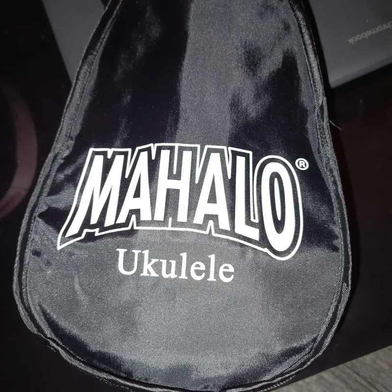 foto de Ukulele Soprano Mahalo serie Kahiko marrom natural com Capa