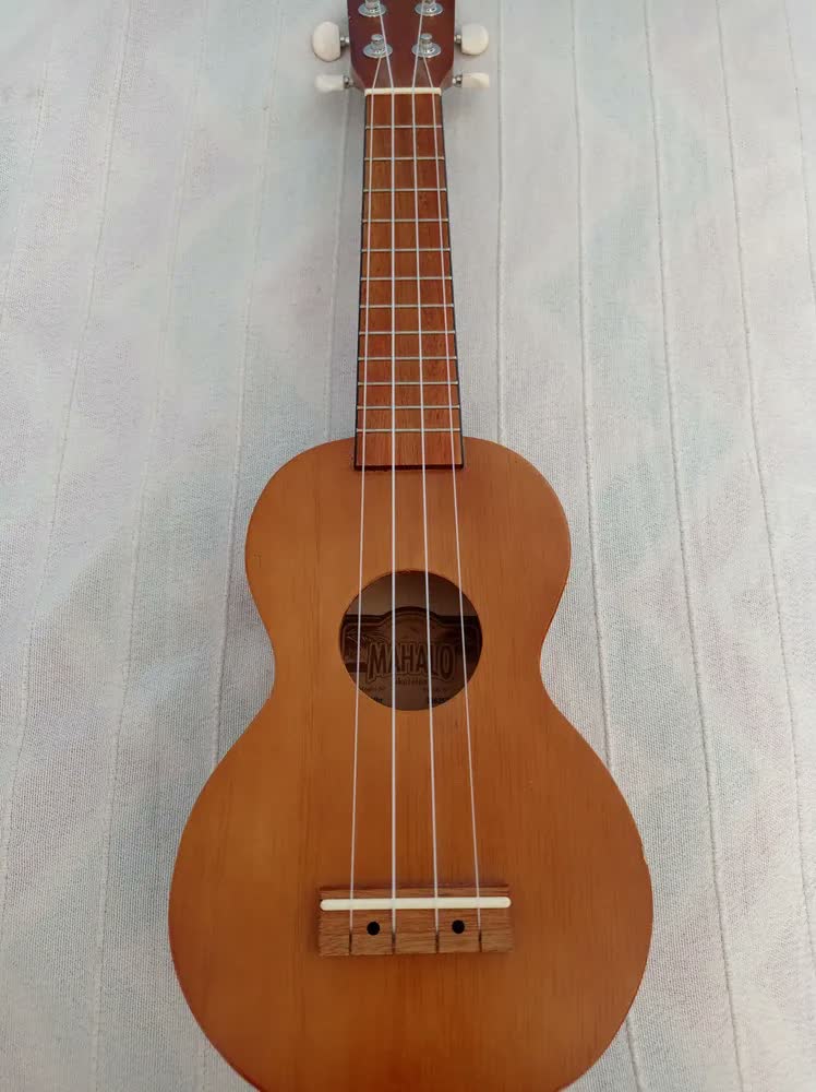 foto de Ukulele Soprano Mahalo serie Kahiko marrom natural com Capa