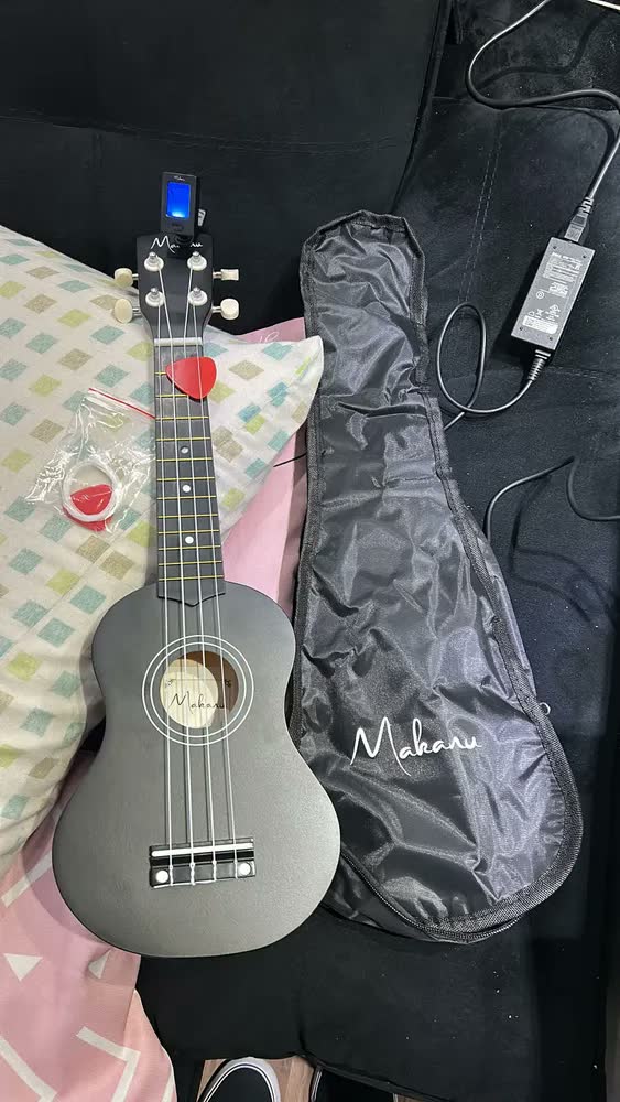foto de Ukulele Makanu SOPRANO acústico profissional Cor Preto