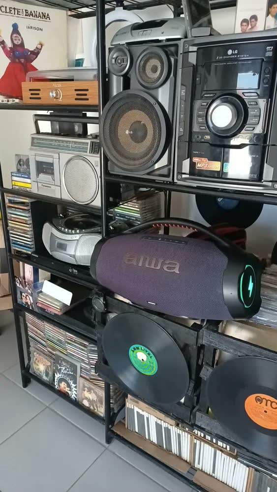 foto de Caixa De Som Boombox Aiwa AWS-BBS-01-B 200w IP66 30hs De Bateria