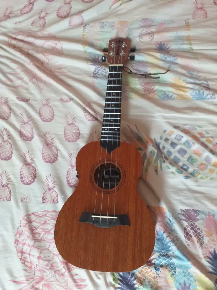 foto de Ukulele Concert Strinberg Uk06ce Elétrico Afinador C/ Bag Cor Marrom