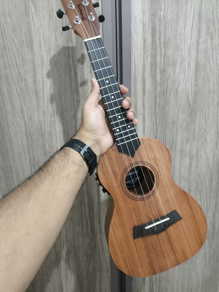 foto de Ukulele Concert Strinberg Uk06ce Elétrico Afinador C/ Bag Cor Marrom