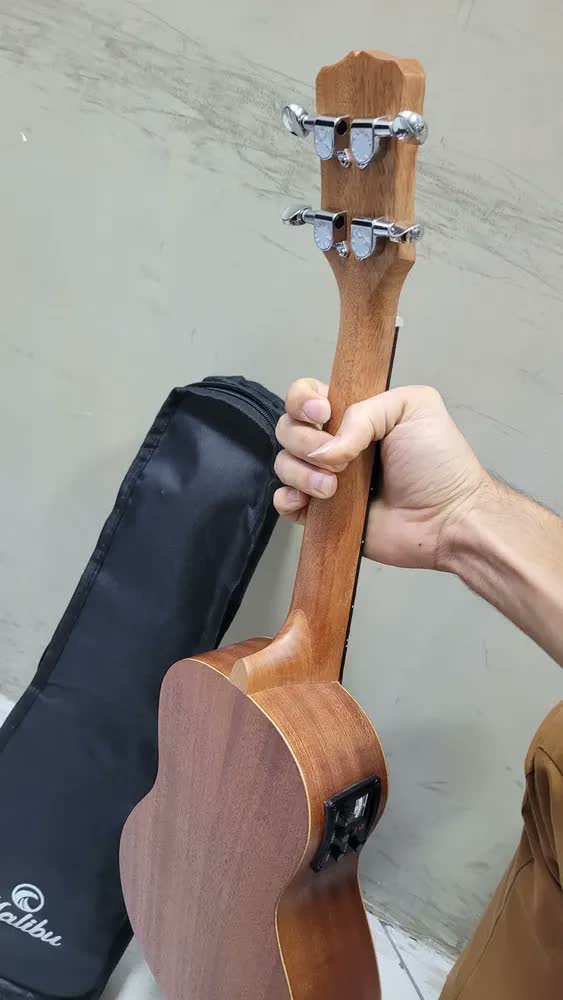 foto de Ukulele Malibu Concert Elétrico Sapele 23 Se Cordas Aquila Cor Marrom