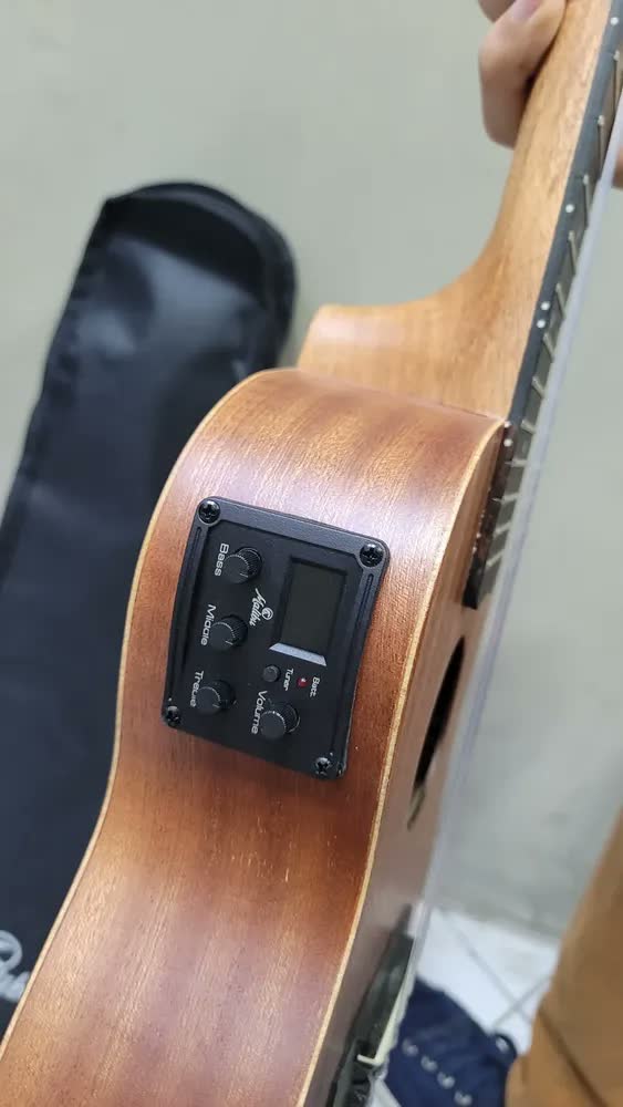 foto de Ukulele Malibu Concert Elétrico Sapele 23 Se Cordas Aquila Cor Marrom