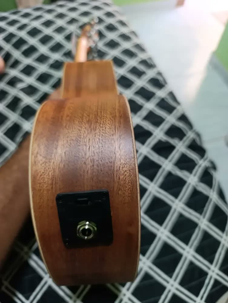 foto de Ukulele Malibu Concert Elétrico Sapele 23 Se Cordas Aquila Cor Marrom