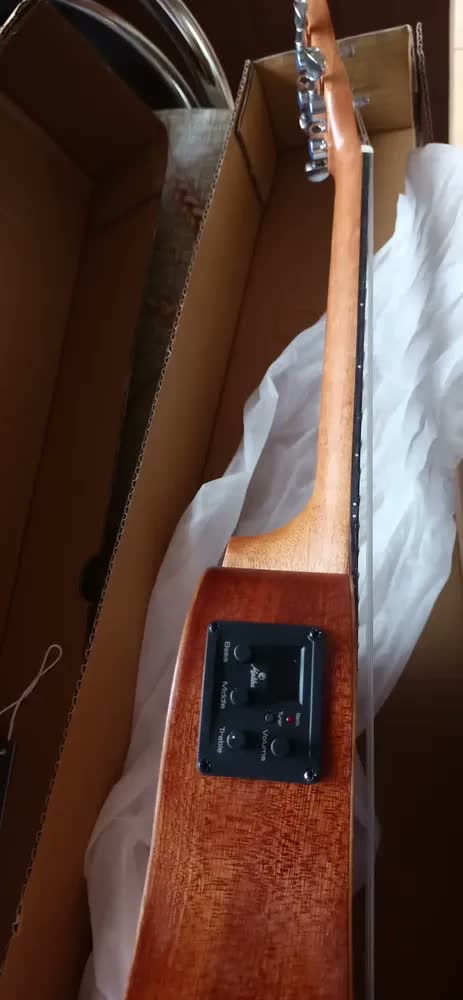 foto de Ukulele Malibu Tenor Eletrico Sapele Natural 26se Com Capa