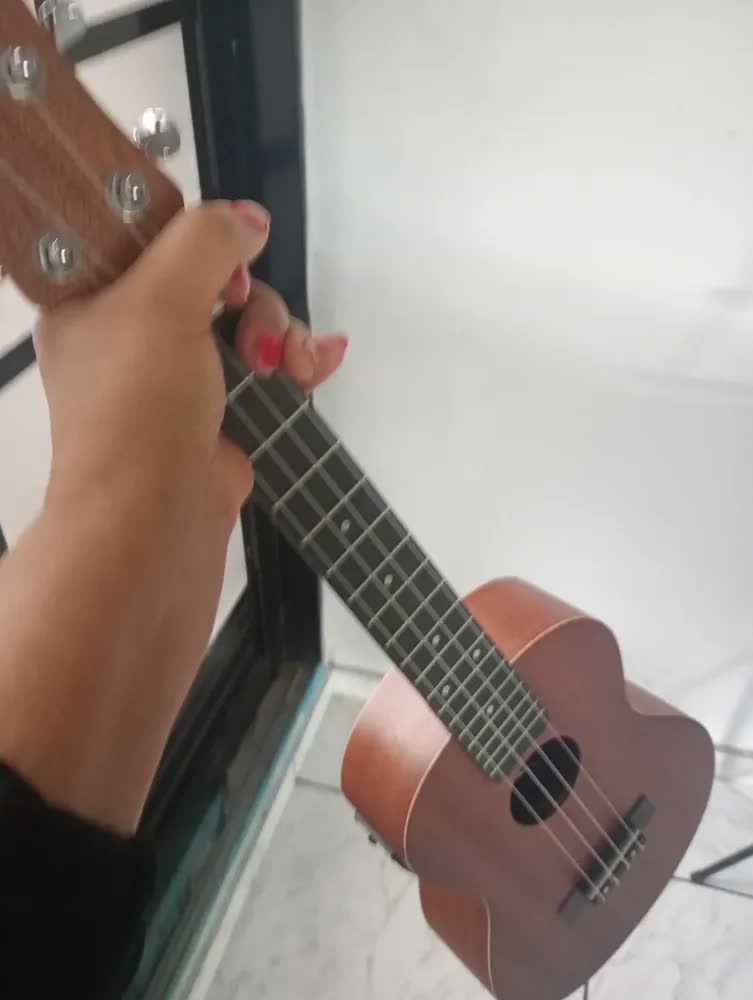foto de Ukulele Malibu Tenor Eletrico Sapele Natural 26se Com Capa