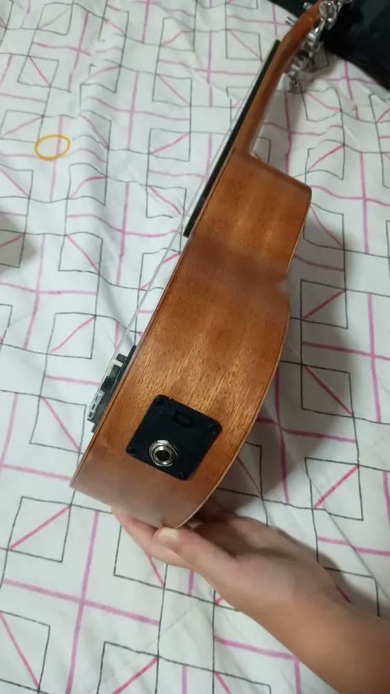 foto de Ukulele Malibu Soprano Elet Natural Fosco 21-s C/capa Cor Marrom
