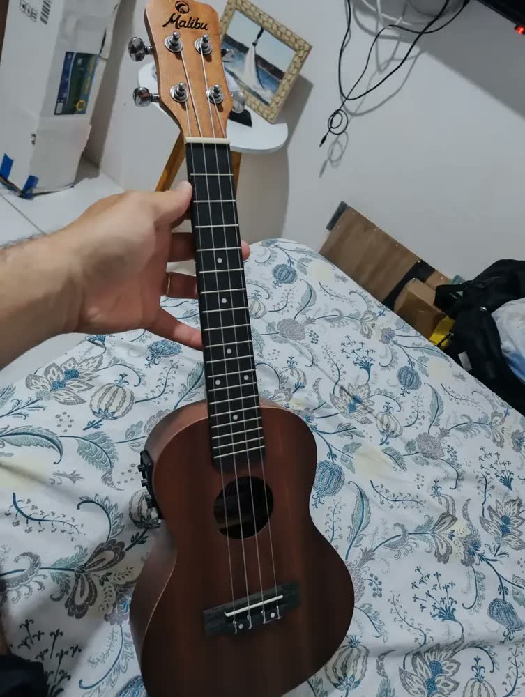 foto de Ukulele Malibu Soprano Elet Natural Fosco 21-s C/capa Cor Marrom