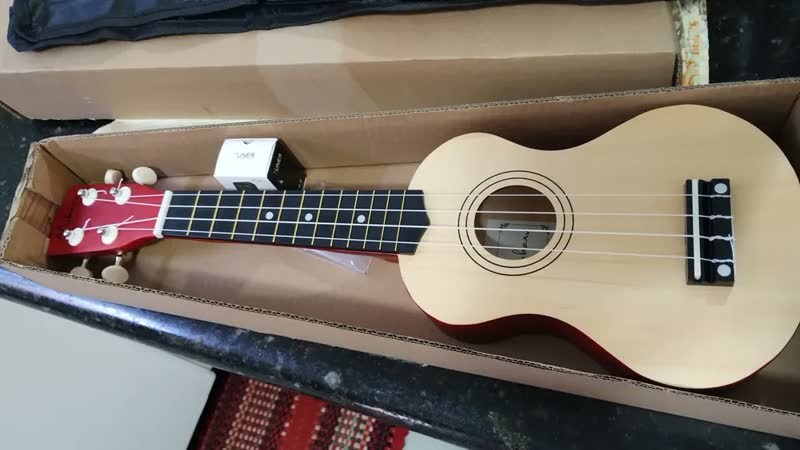foto de Ukulele Soprano Com Capa + Afinador E 3 Palhetas Makanu