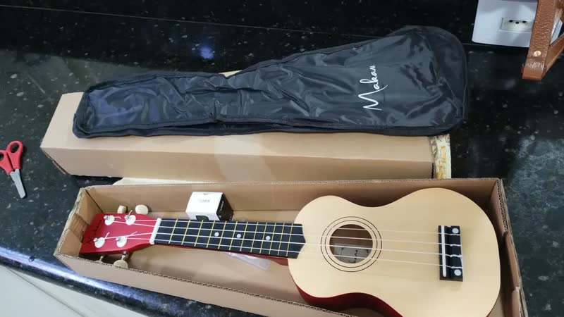 foto de Ukulele Soprano Com Capa + Afinador E 3 Palhetas Makanu