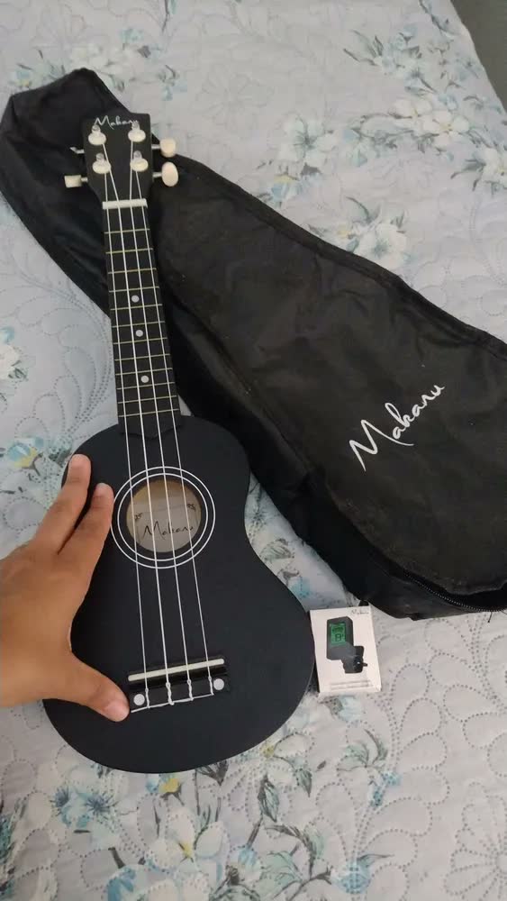 foto de Ukulele Soprano Com Capa + Afinador E 3 Palhetas Makanu
