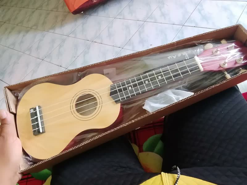 foto de Ukulele Soprano Com Capa + Afinador E 3 Palhetas Makanu