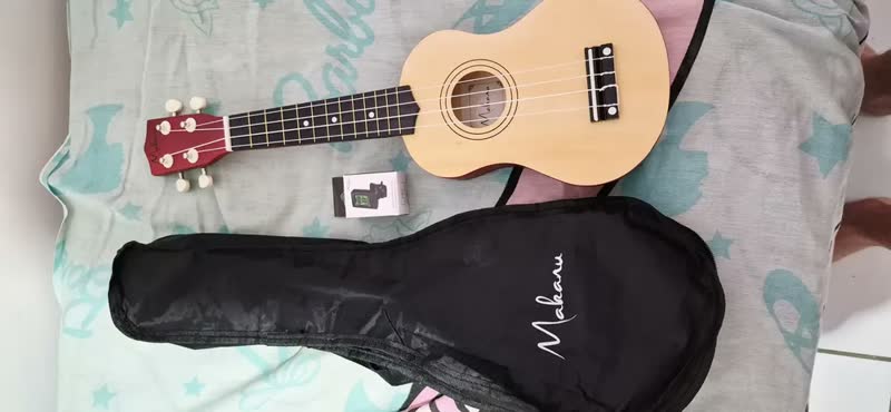 foto de Ukulele Soprano Com Capa + Afinador E 3 Palhetas Makanu