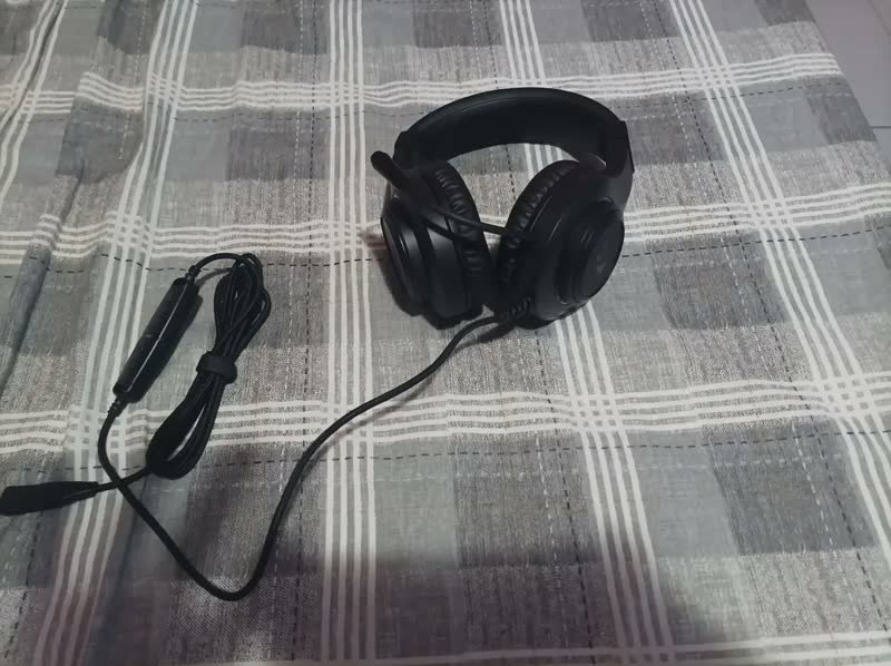 foto de Headset Gamer Redragon H371 Hylas Rgb, 7.1 Usb Black Cor Preto Luz Rgb