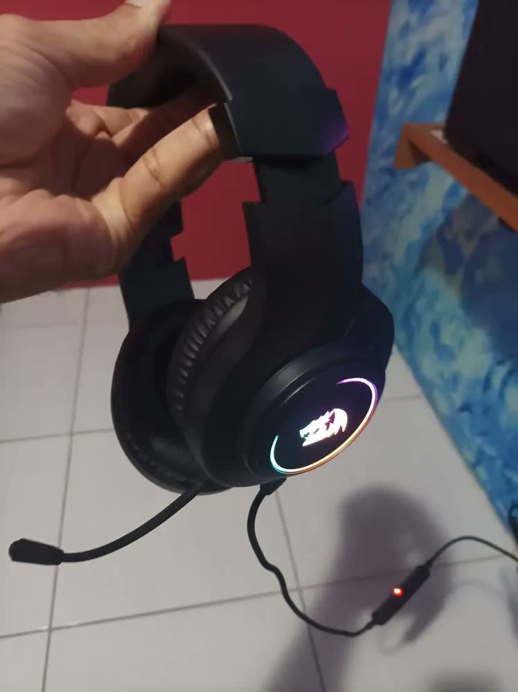 foto de Headset Gamer Redragon H371 Hylas Rgb, 7.1 Usb Black Cor Preto Luz Rgb