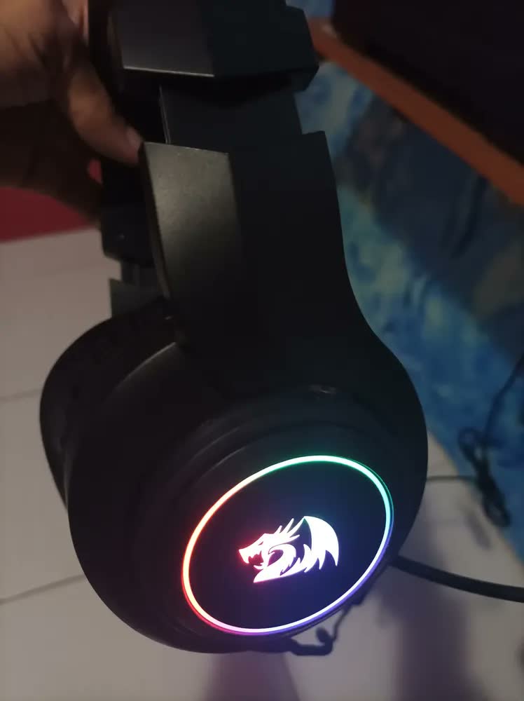 foto de Headset Gamer Redragon H371 Hylas Rgb, 7.1 Usb Black Cor Preto Luz Rgb