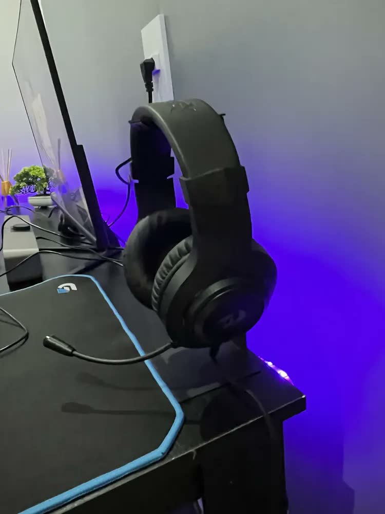 foto de Headset Gamer Redragon H371 Hylas Rgb, 7.1 Usb Black Cor Preto Luz Rgb