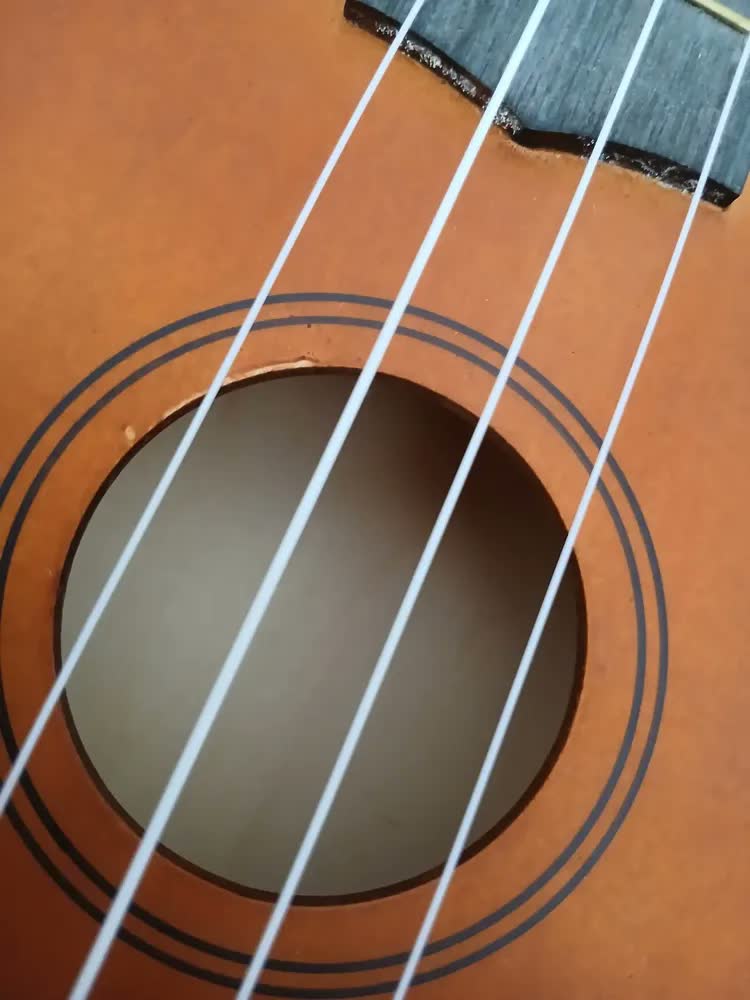 foto de Ukulele Soprano Acústico Konig Com Capa E Palhetas