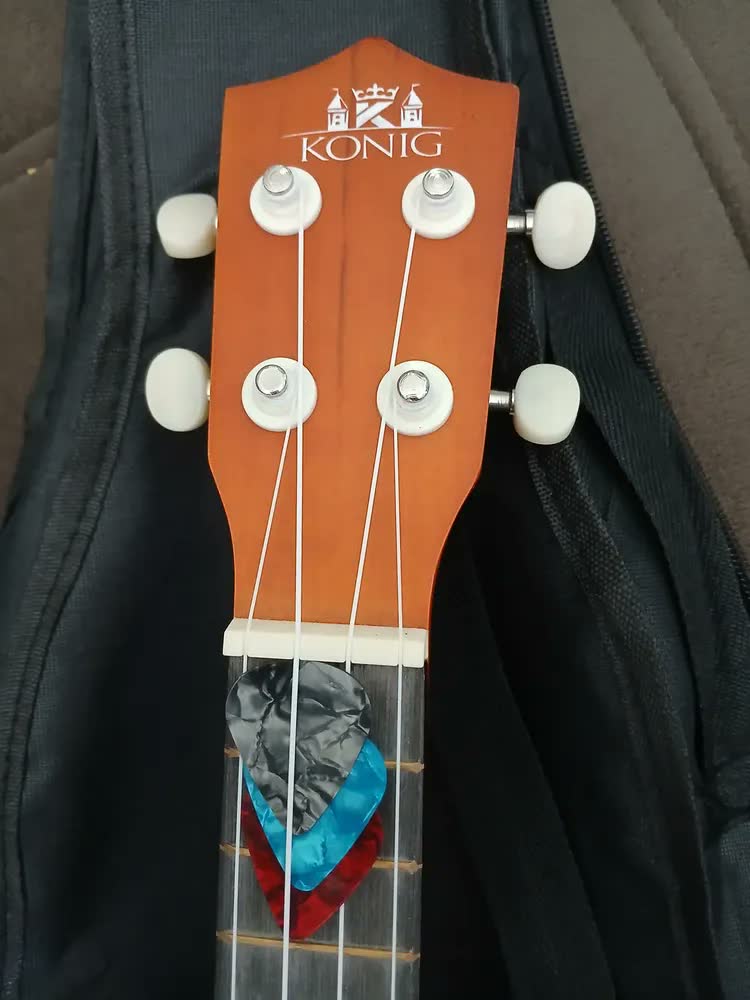 foto de Ukulele Soprano Acústico Konig Com Capa E Palhetas