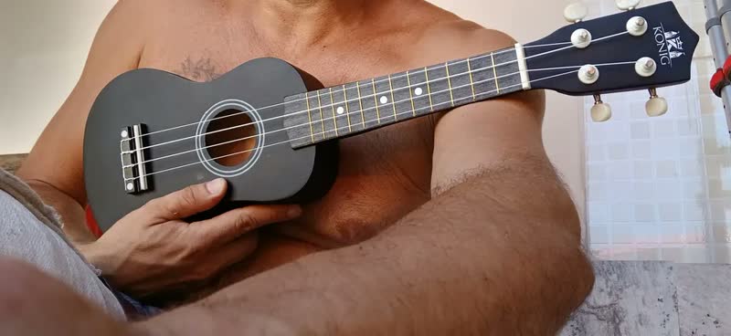 foto de Ukulele Soprano Acústico Konig Com Capa E Palhetas