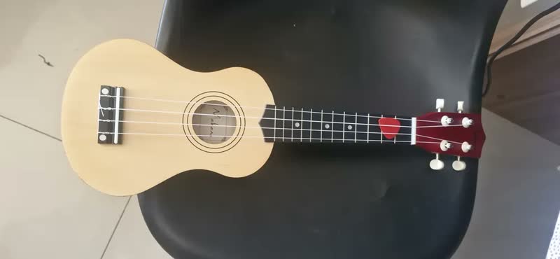 foto de Ukulele Preto Soprano 01uk Com Capa E Afinador