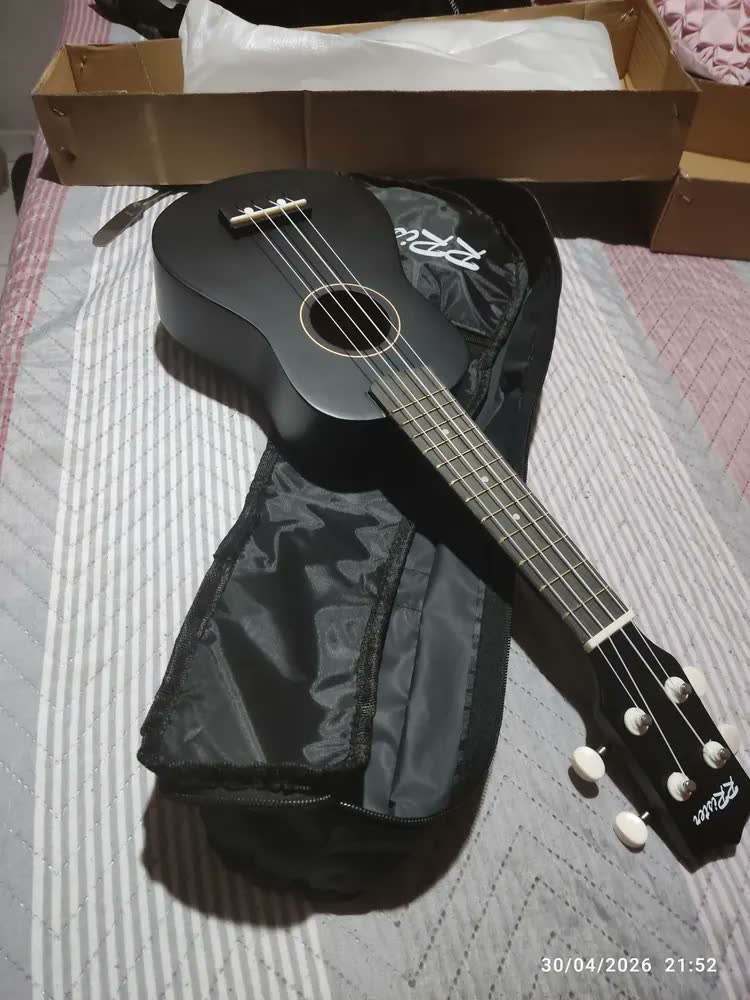 foto de Ukulele Preto Soprano 01uk Com Capa E Afinador