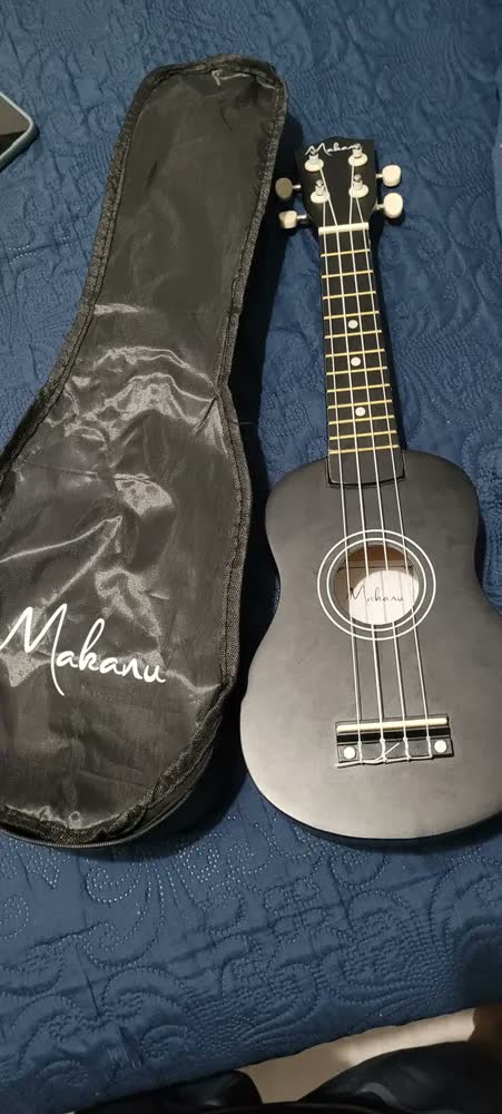 foto de Ukulele Preto Soprano 01uk Com Capa E Afinador