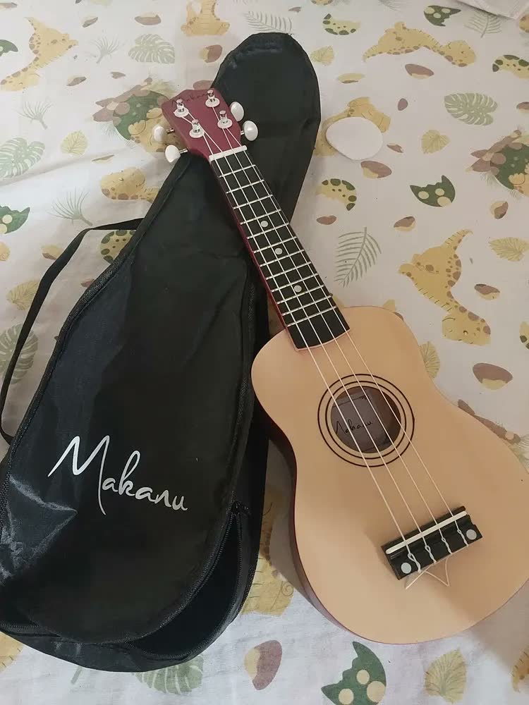 foto de Ukulele Preto Soprano 01uk Com Capa E Afinador