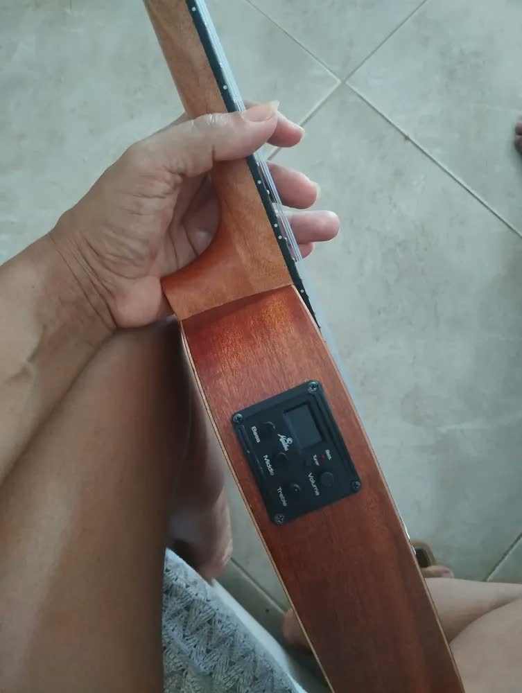 foto de Ukulele Eletrico Malibu Abacaxi 23spe Sapele Concerto C/capa Cor Marrom