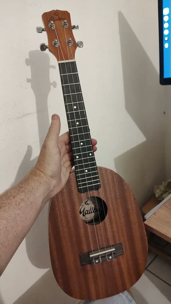 foto de Ukulele Acustico Malibu Abacaxi 23sp Sapele Concerto C/ Capa Cor Marrom