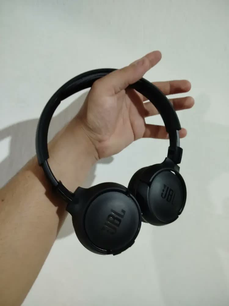 foto de Fone De Ouvido Jbl Tune 520bt Bluetooth 5.3 Preto Cor Azul