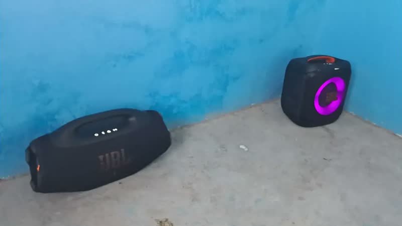foto de Caixa de Som Bluetooth À Prova D'água Boombox 4 JBL - Branca