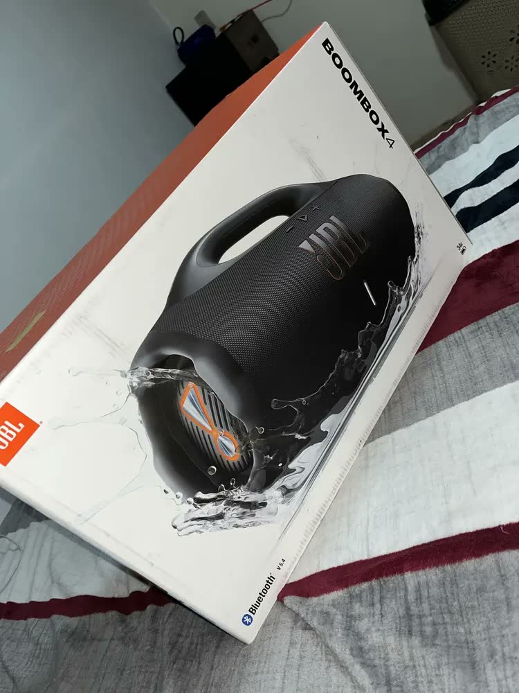 foto de Caixa de Som Bluetooth À Prova D'água Boombox 4 JBL - Branca