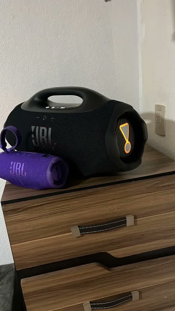 foto de Caixa de Som Bluetooth À Prova D'água Boombox 4 JBL - Branca