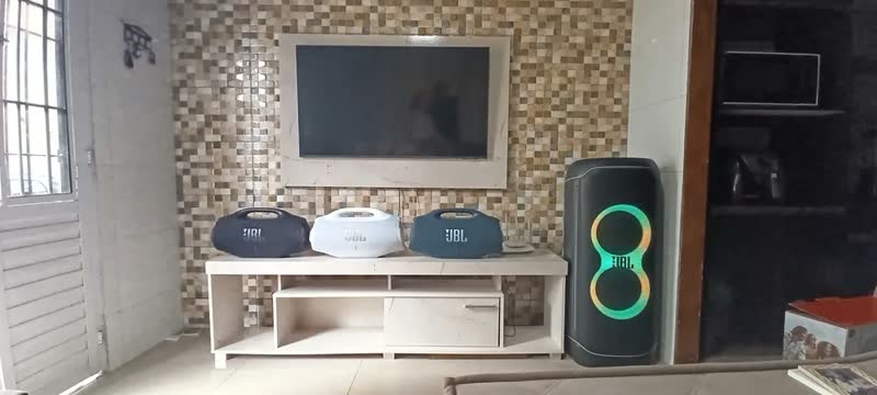 foto de Caixa de Som Bluetooth À Prova D'água Boombox 4 JBL - Branca