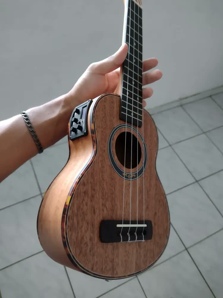 foto de Ukulele Soprano Eletroacustico Bravo Buk421 21 Polegadas + Capa Luxo