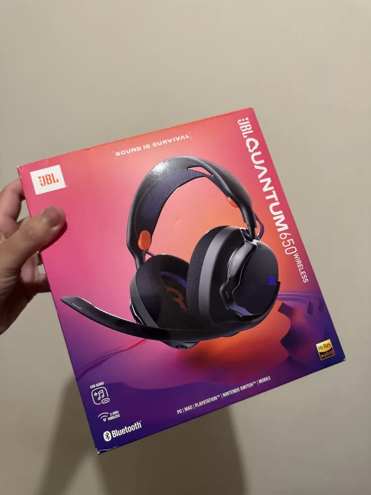 foto de Headset Gamer Sem Fio Quantum 650 JBL Quantum Spatial Sound, Bluetooth 5.3, 45h de Bateria e Microfone Removível - Preto