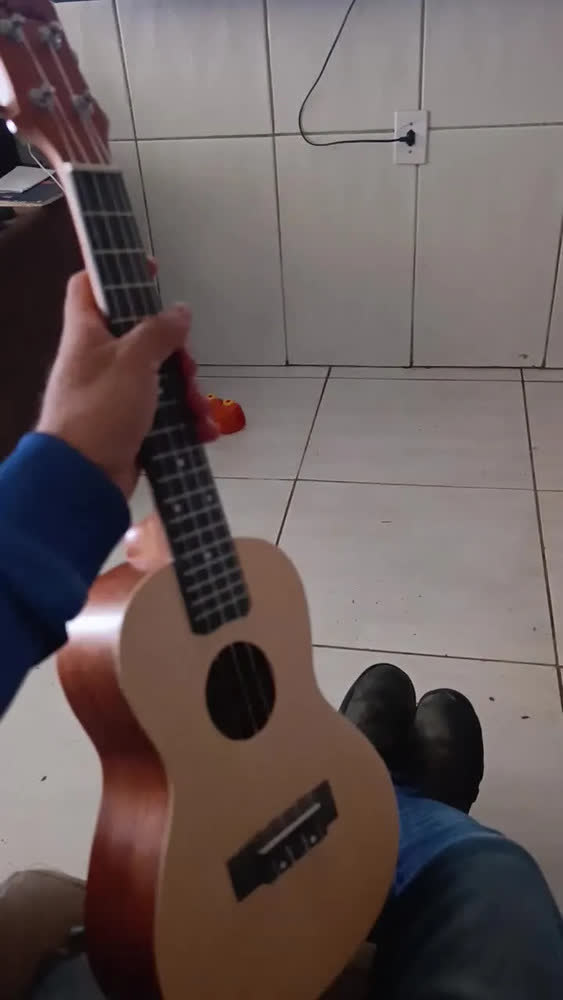 foto de Ukulele Concerto Malibu Acústico, Madeira Spruce e Sapele Marrom-claro