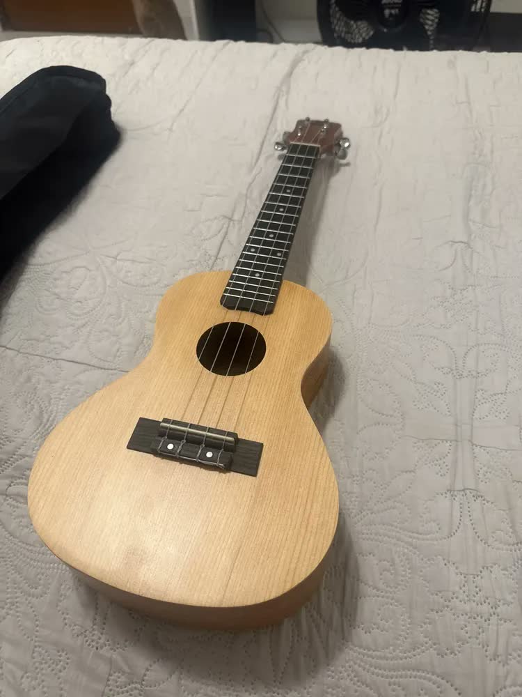 foto de Ukulele Concerto Malibu Acústico, Madeira Spruce e Sapele Marrom-claro