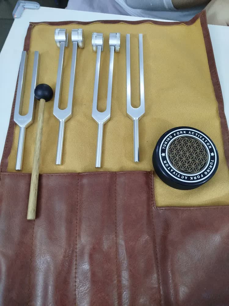 foto de Kit Diapasão Terapêutico Frequências 128 256 512 528Hz Para Meditação Relaxamento Com Ativador e Martelo de Borracha E Bolsa