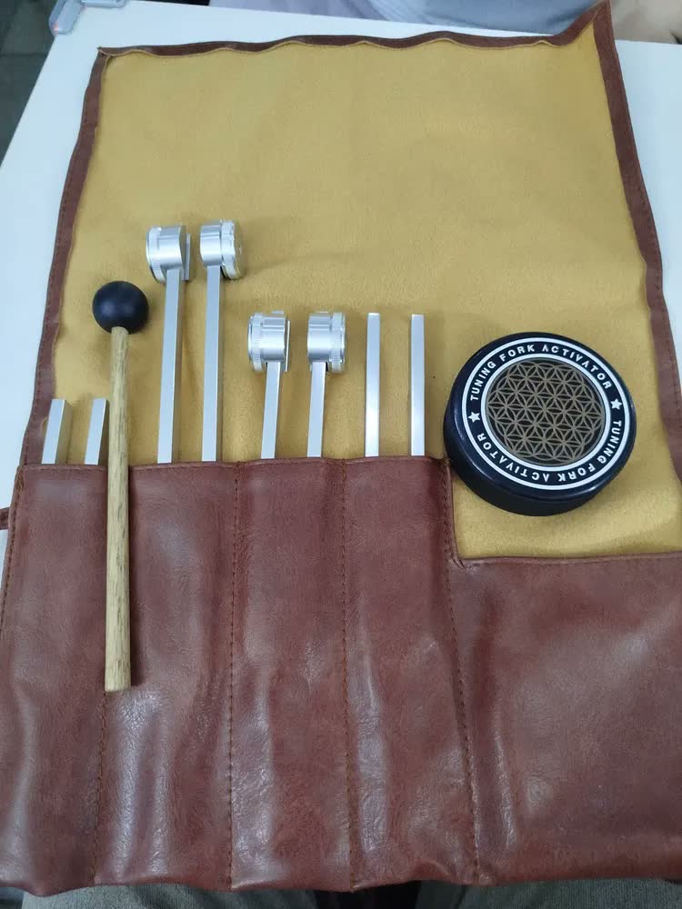 foto de Kit Diapasão Terapêutico Frequências 128 256 512 528Hz Para Meditação Relaxamento Com Ativador e Martelo de Borracha E Bolsa